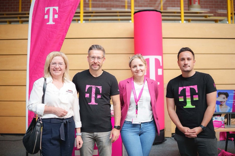 Gruppenbild an einem Ausstellerstand
