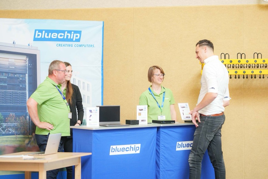 Team an einem Ausstellerstand