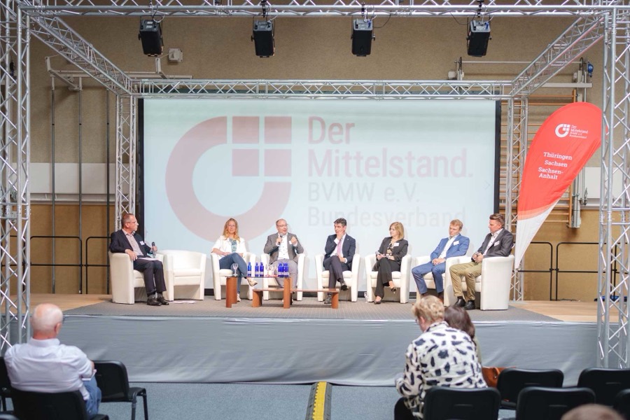 Bühne und Publikum in der Halle