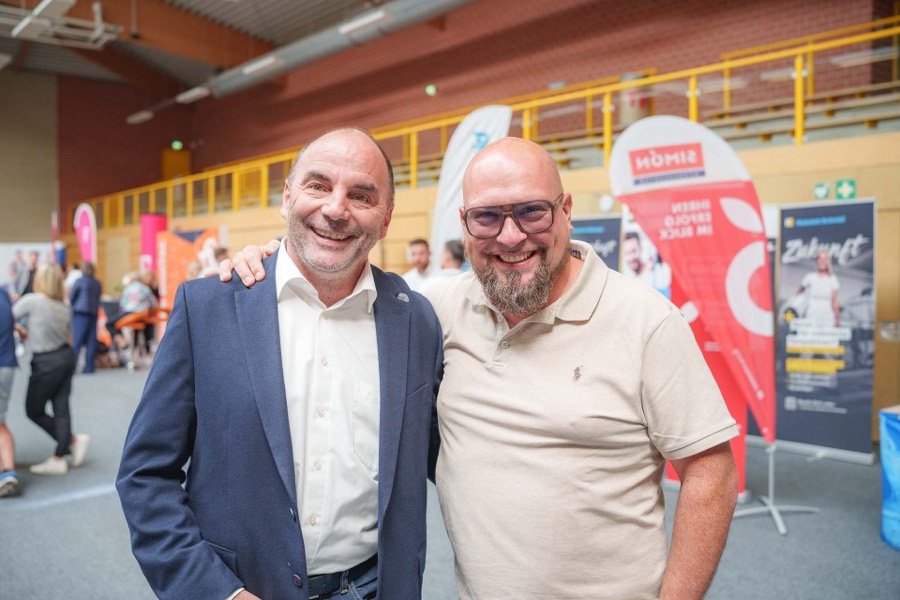 Zwei Gäste in der Ausstellung