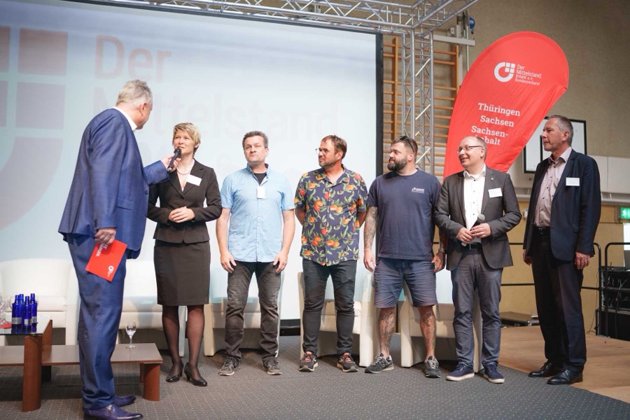 Übergabe auf der Bühne