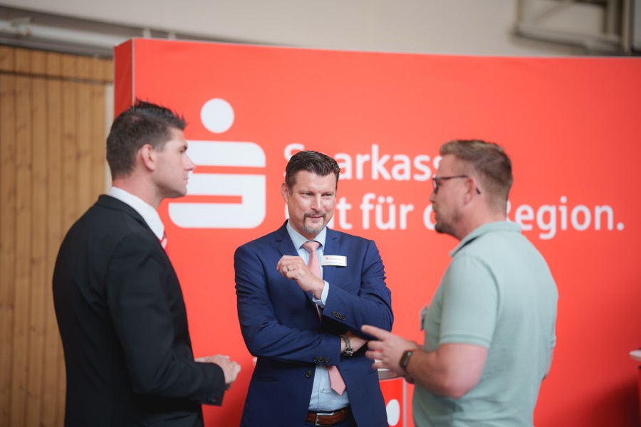 Gespräch am Stand der Sparkasse