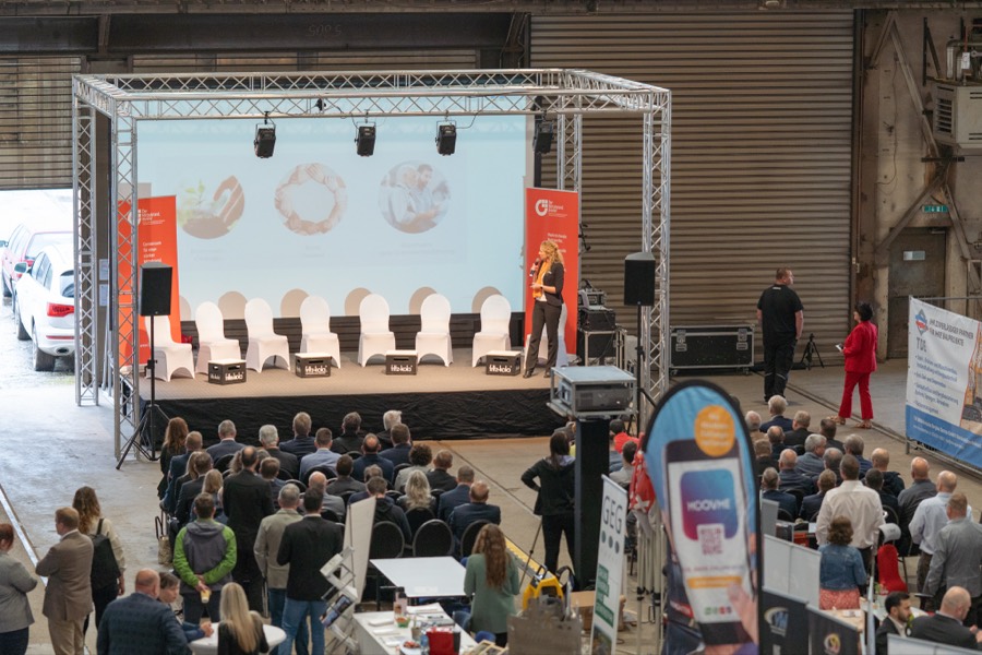 Bühne und Publikum in der Halle