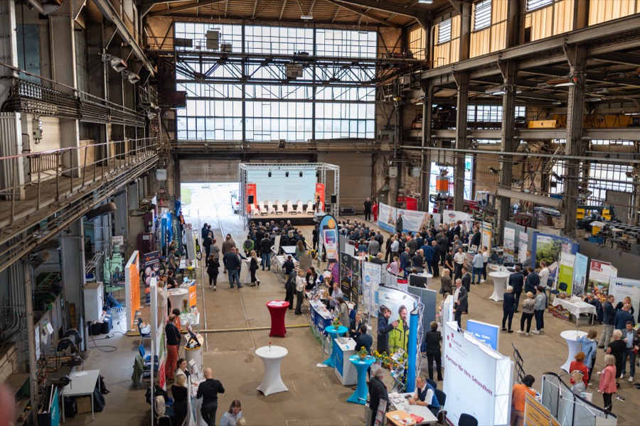 Volle Gänge in der Industriehalle