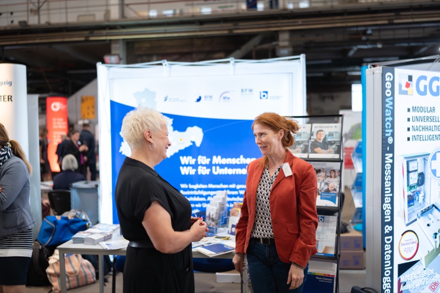 Gespräch an einem Ausstellerstand