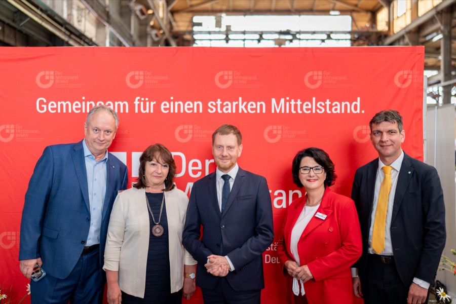 Gruppenbild vor der BVMW-Wand