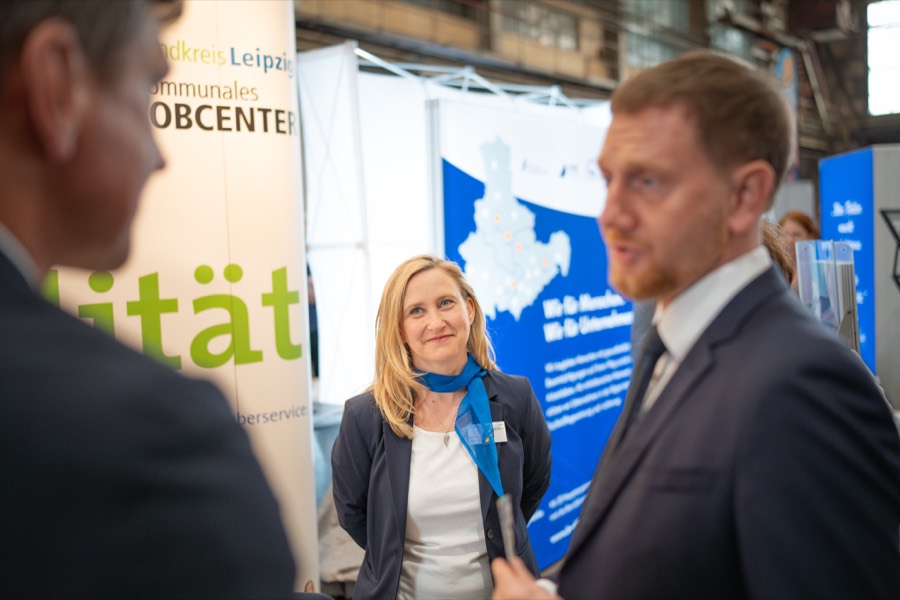 Gespräch an einem Ausstellerstand