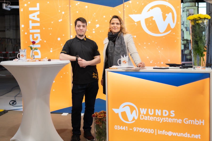 Team an einem Ausstellerstand