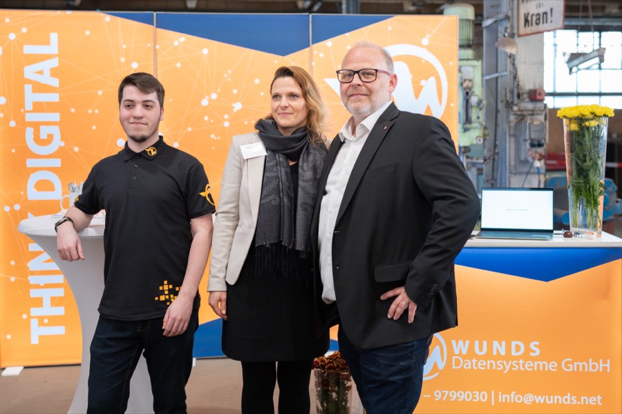 Gruppenbild an einem Ausstellerstand