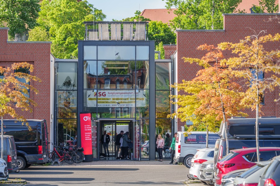 Gäste vor dem Veranstaltungsort