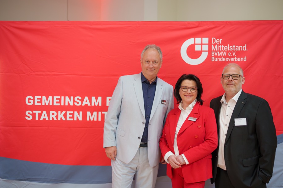 Gruppenbild vor der BVMW-Wand