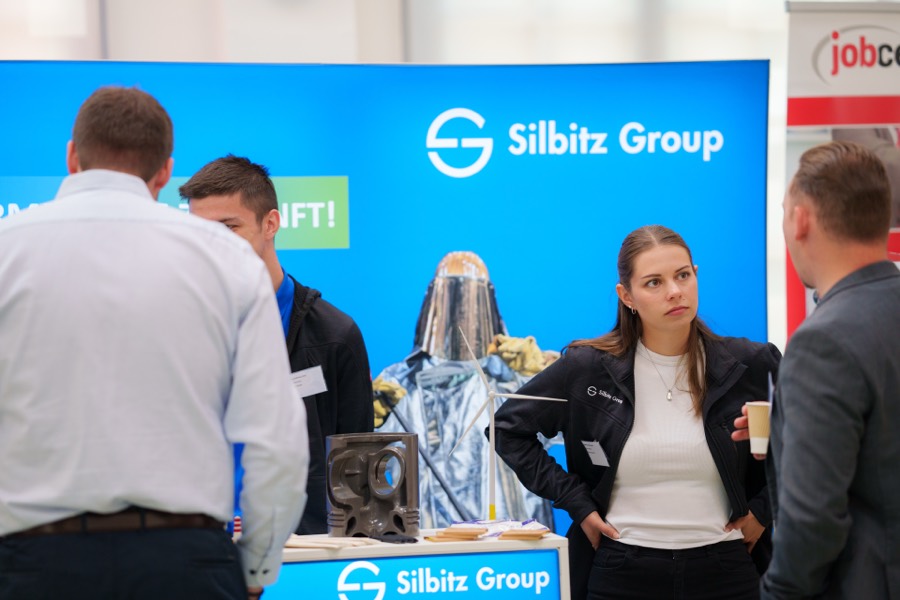 Am Stand eines Ausstellers