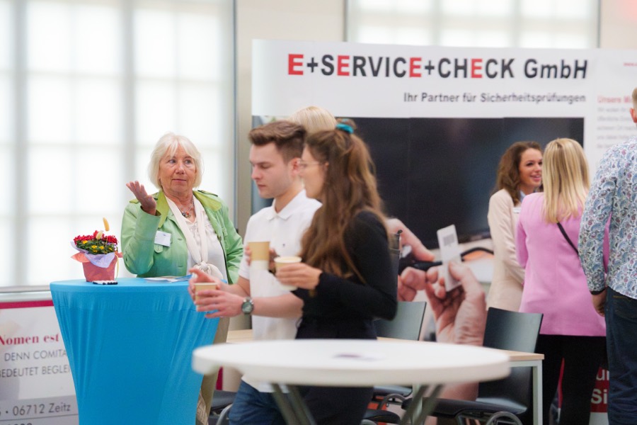 Gespräche am Stand