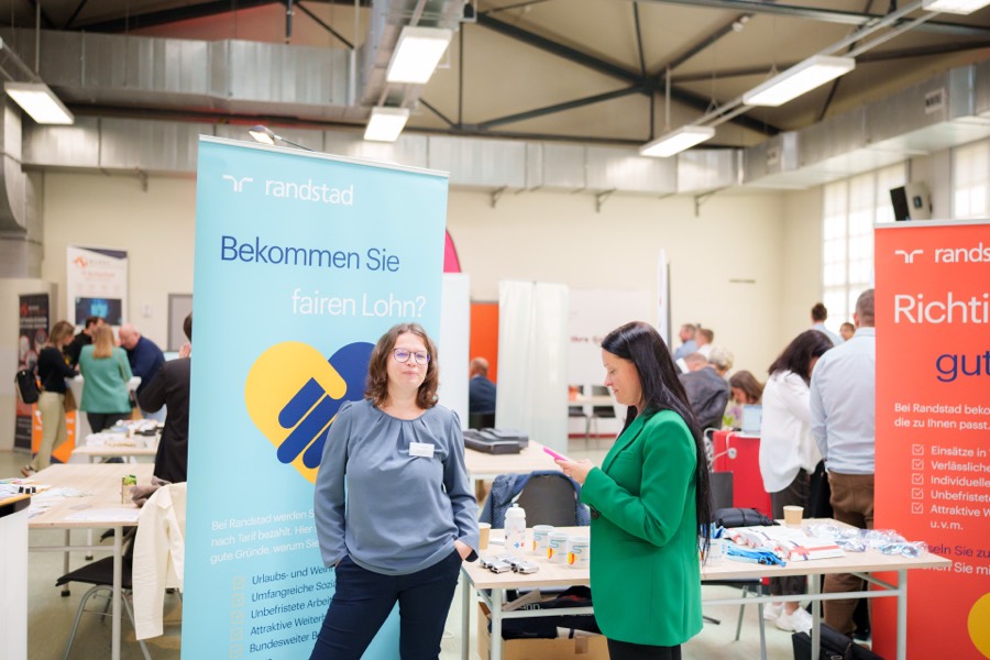 Ausstellerinnen am Stand