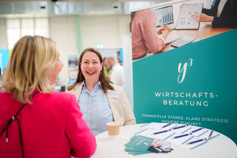 Gespräch an einem Ausstellerstand