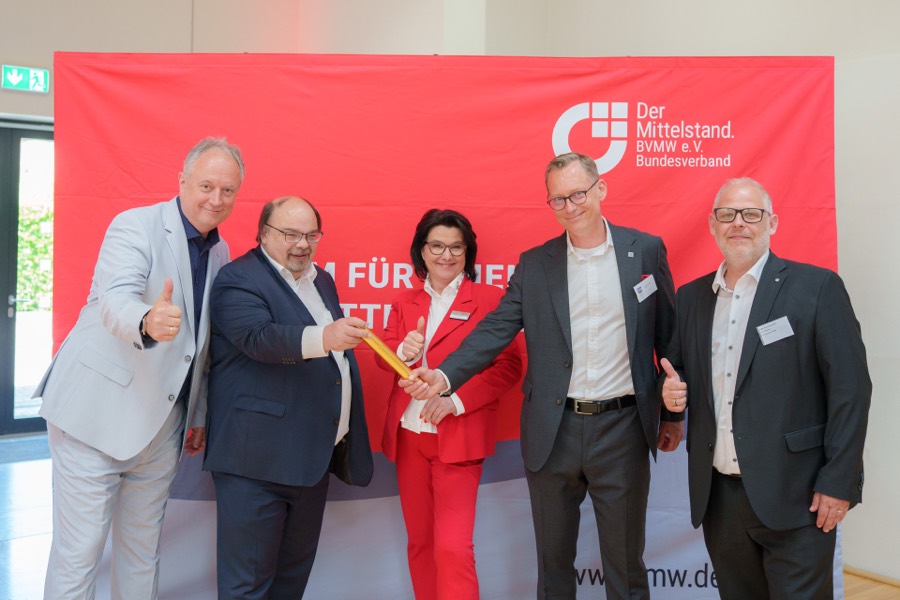 Übergabe vor der BVMW-Wand