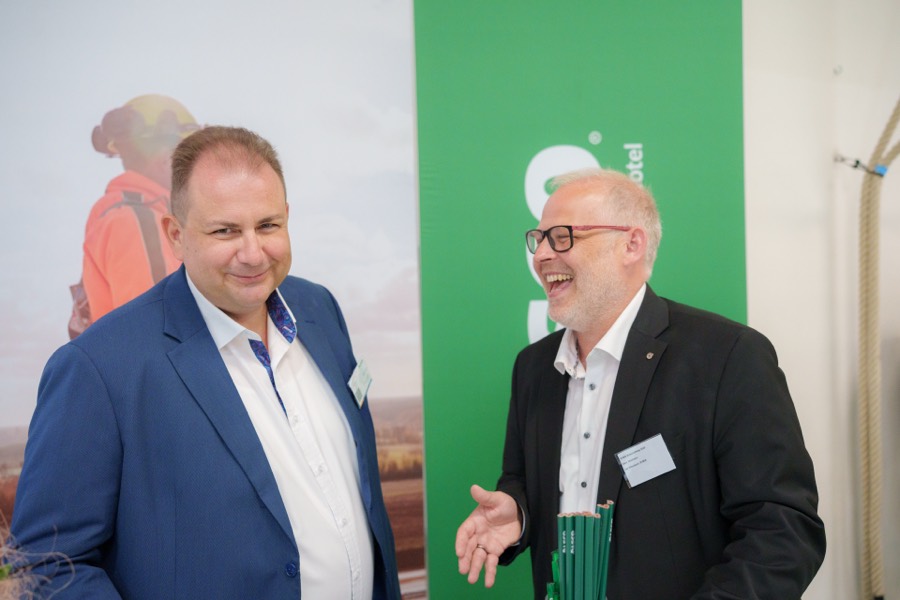 Zwei Gäste im Gespräch