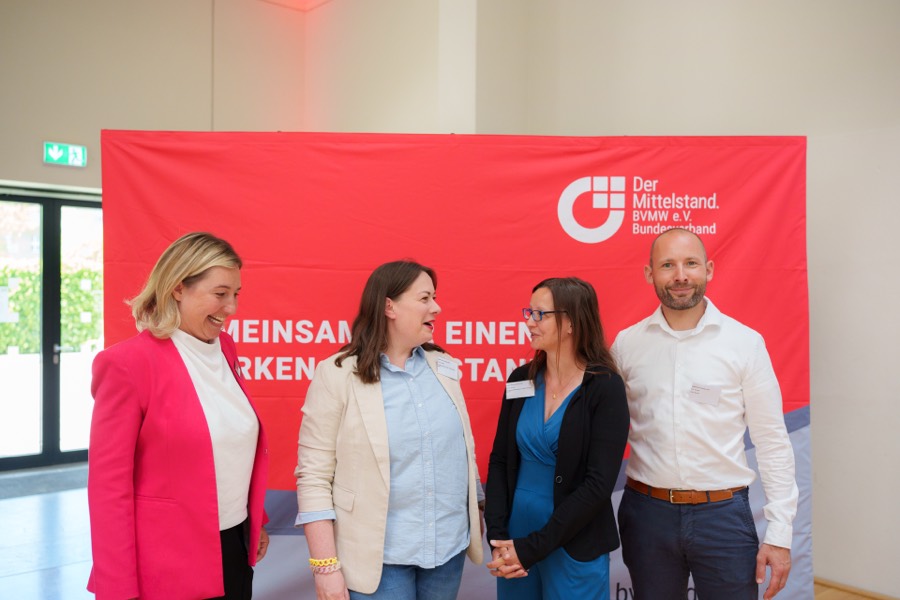 Gruppenbild vor der BVMW-Wand