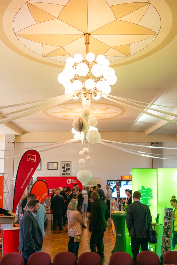 Festsaal mit Kronleuchter und Ausstellerständen