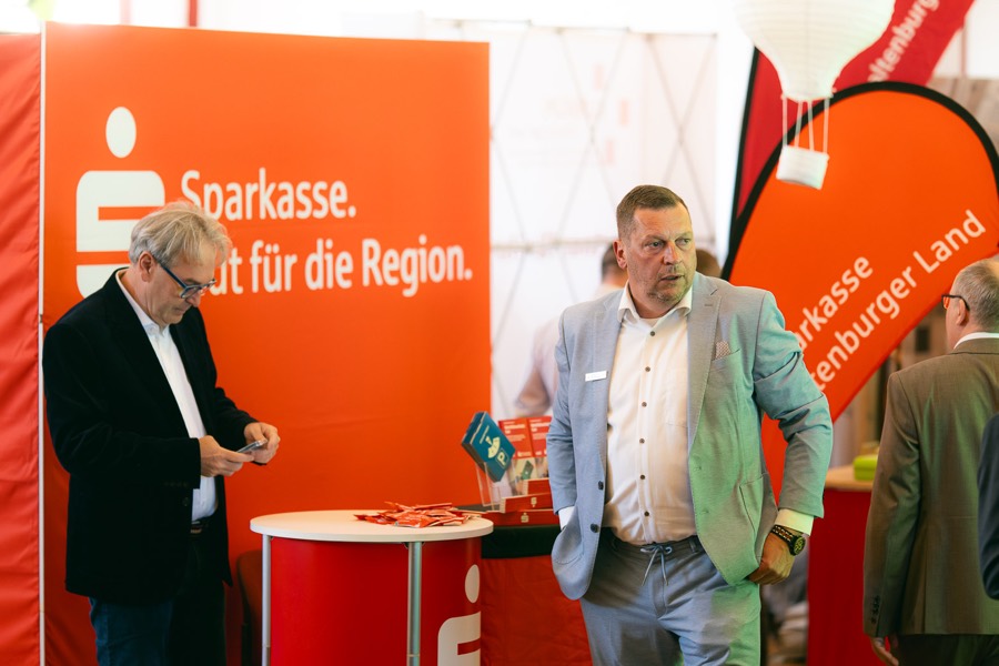 Am Stand der Sparkasse