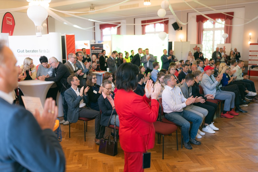 Gut gefüllte Stuhlreihen im Festsaal