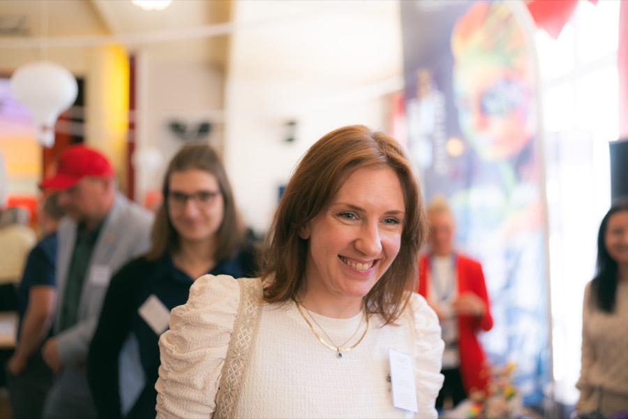 Besucherin im Gespräch