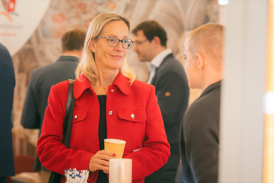 Besucherin zwischen den Ständen