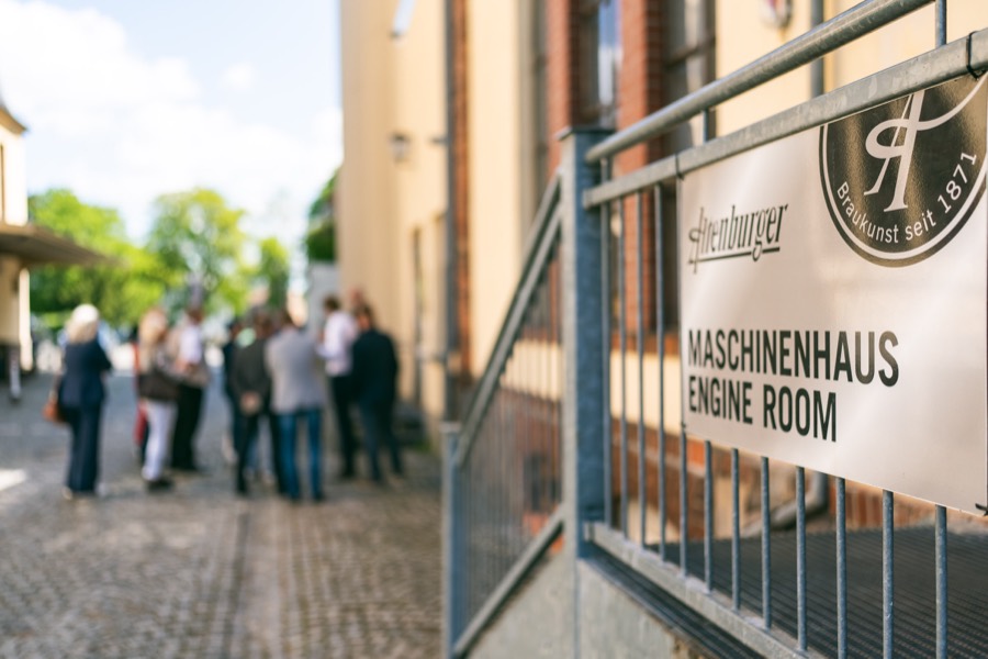 Gruppe vor dem Maschinenhaus