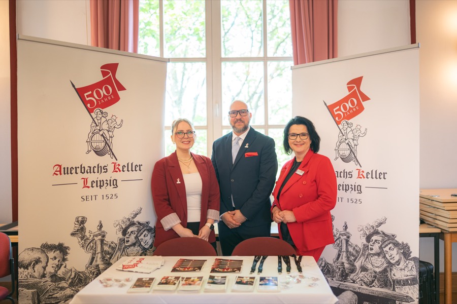 Gruppenbild an einem Ausstellerstand