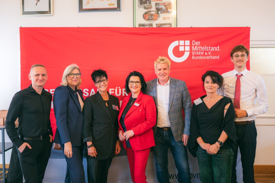 Gruppenbild vor der BVMW-Wand