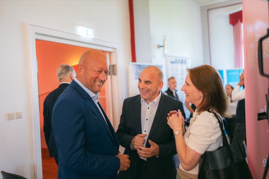 Begrüßung zwischen den Ständen