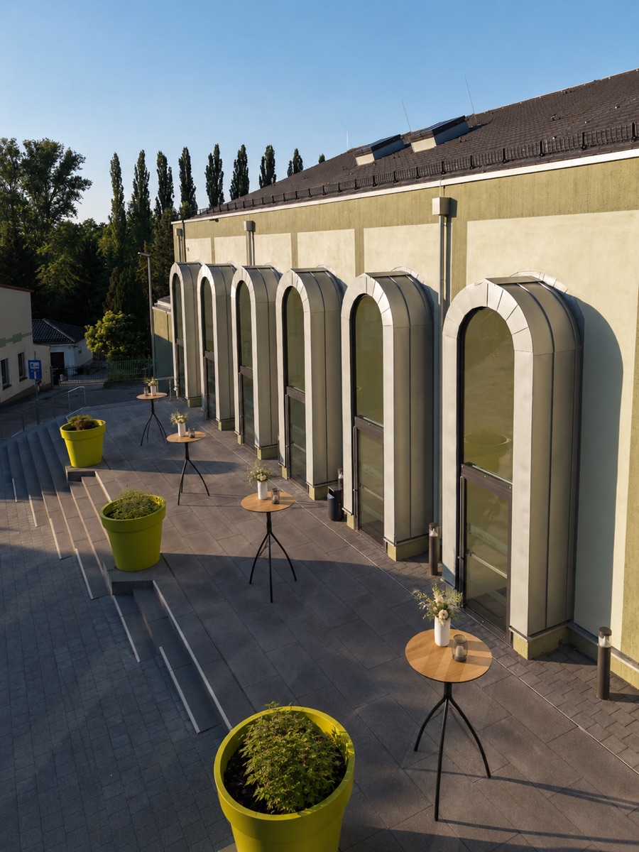 Terrasse mit Stehtischen am Volkshaus Groitzsch